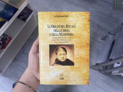 E poi autori quali Annie Besant, Helena Blavatsky...